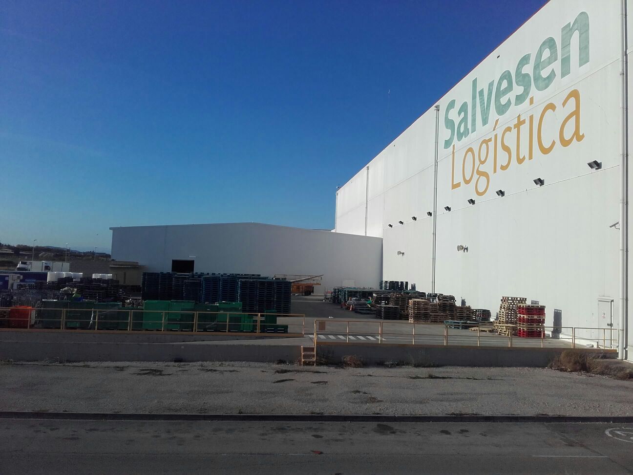 Fachada de centro logístico con rótulo Salvesen Logistics y zona de carga.