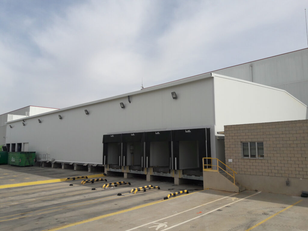 Muelles de carga exteriores de una nave logística.